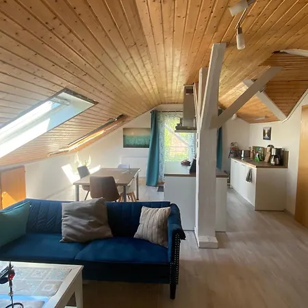 Grosses Dachzimmer Mit Gemuetlicher Sitzecke منزل للإقامة مونشاو