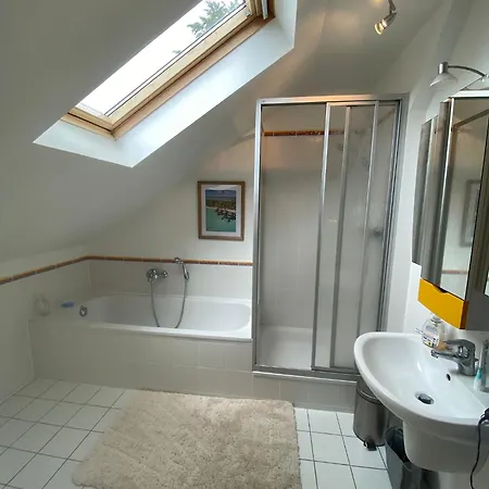 Grosses Dachzimmer Mit Eigener Lounge In Ruhiger Lage *