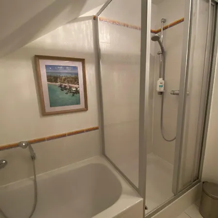 Grosses Dachzimmer Mit Eigener Lounge In Ruhiger Lage Accommodatie bij particulieren *
